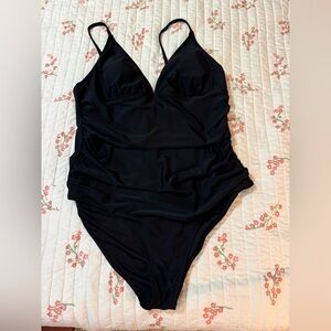 Women’s Cupshe black Shirring one piece size XL.
